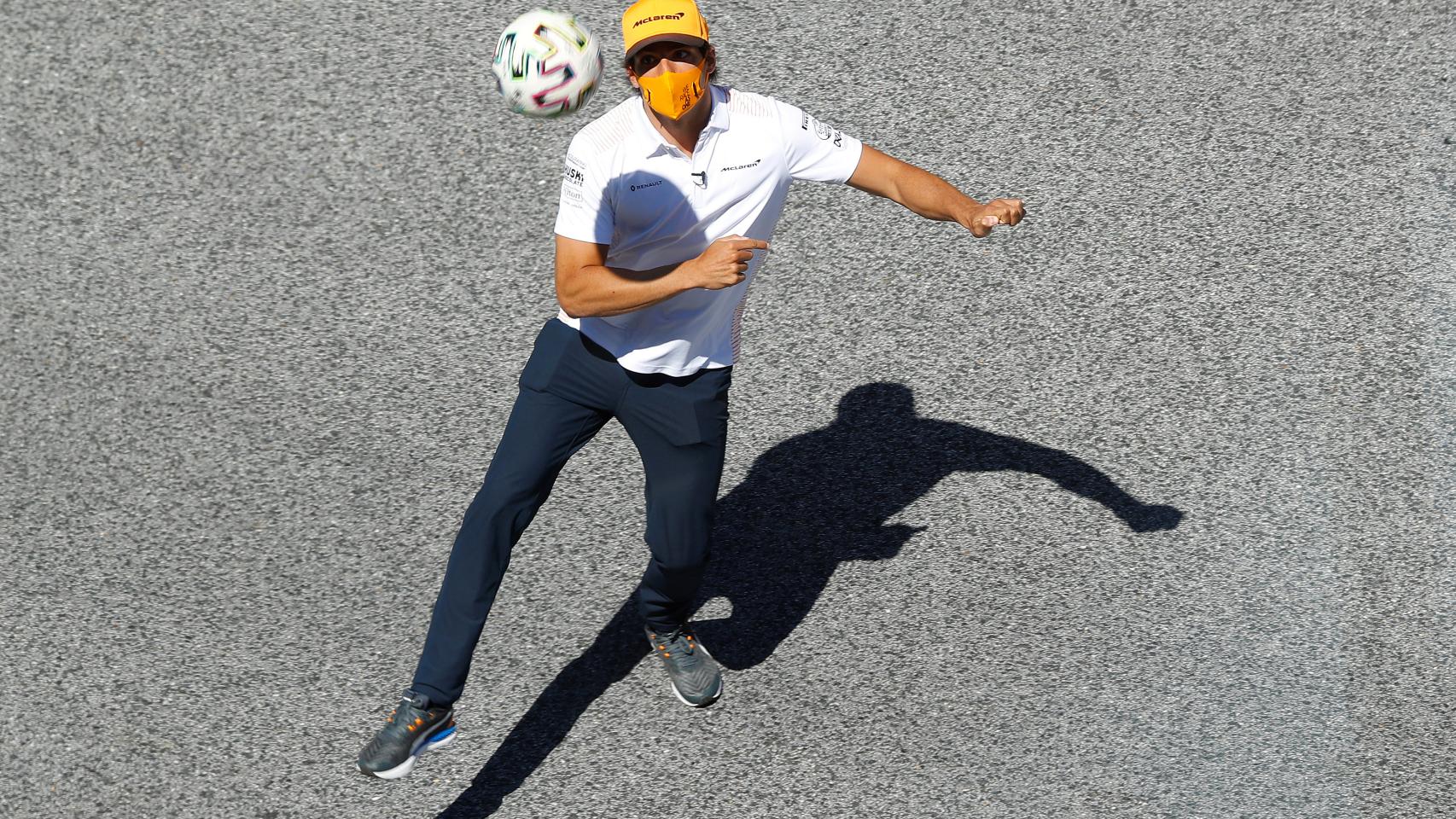 Carlos Sainz Jr jugando con un balón sobre la pista del Gran Premio de Austria en el Red Bull Ring de Spielberg