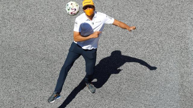Carlos Sainz Jr jugando con un balón sobre la pista del Gran Premio de Austria en el Red Bull Ring de Spielberg