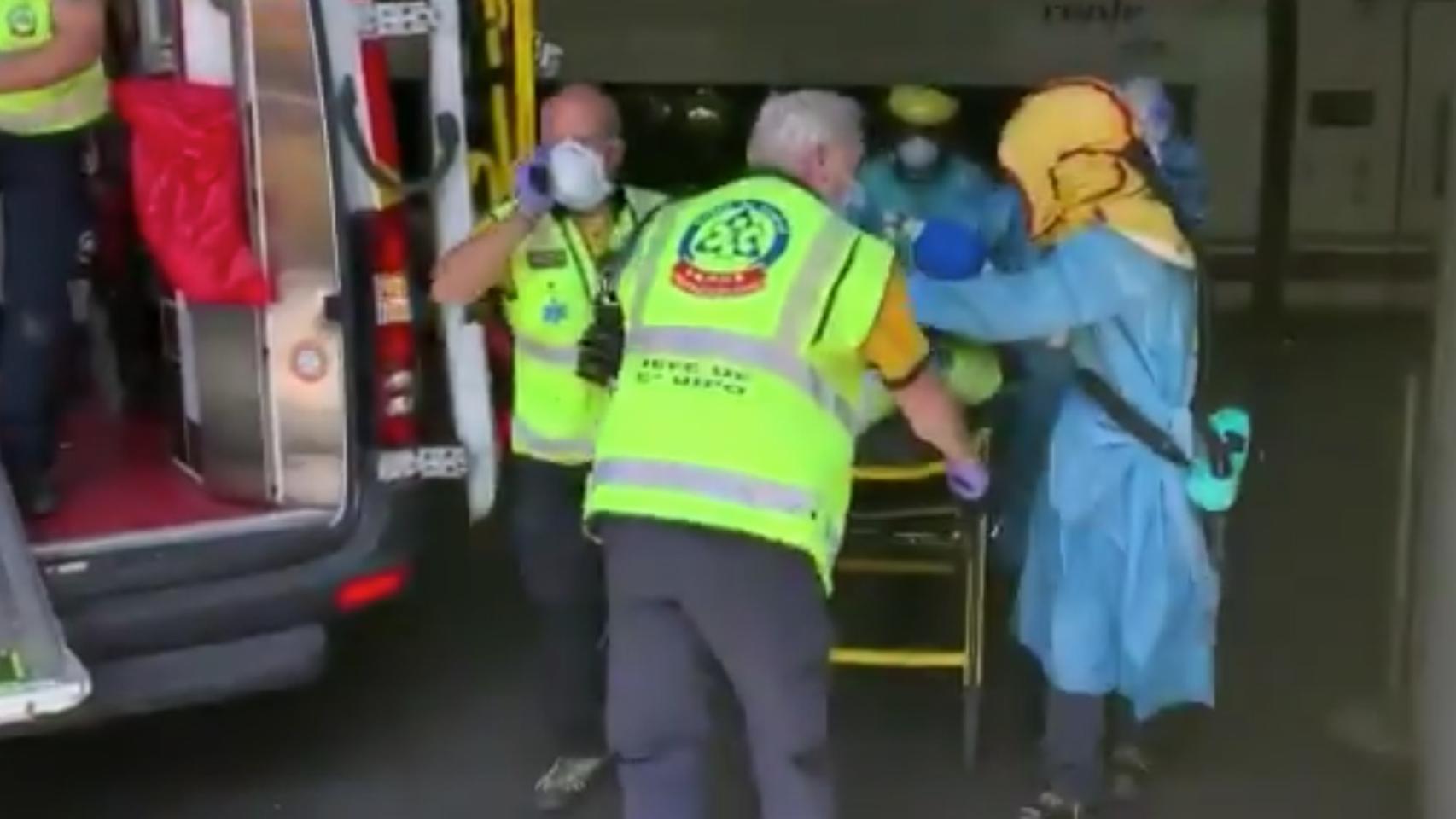 El joven ha sufrido graves traumatismos y quemaduras por electrocución.
