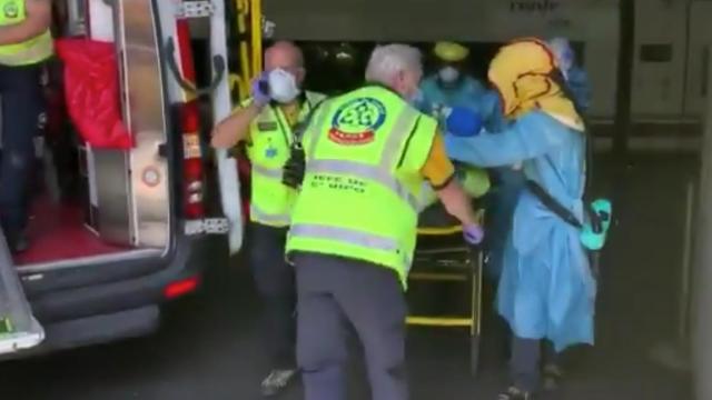 El joven ha sufrido graves traumatismos y quemaduras por electrocución.