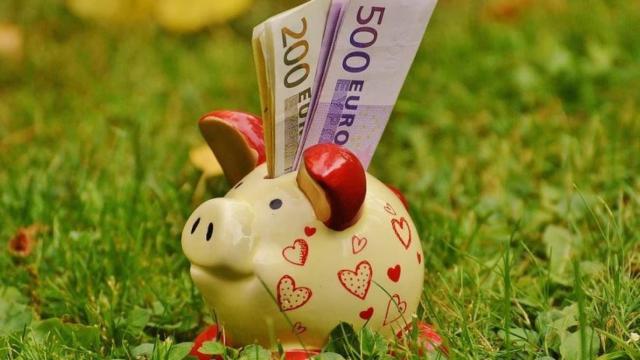 Una hucha con billetes de euro de distintas denominaciones.