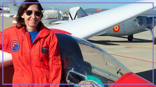 Encarna Novillo, junto a un planeador.