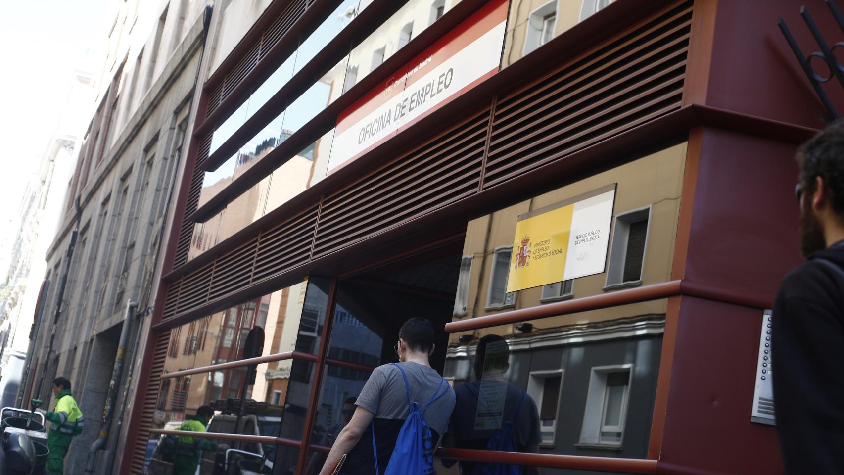Un joven, ante una Oficina de Empleo.