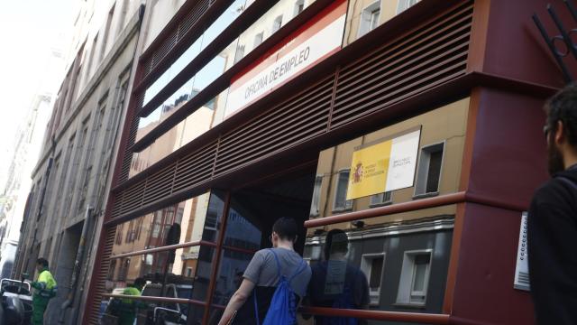 Un joven, ante una Oficina de Empleo.