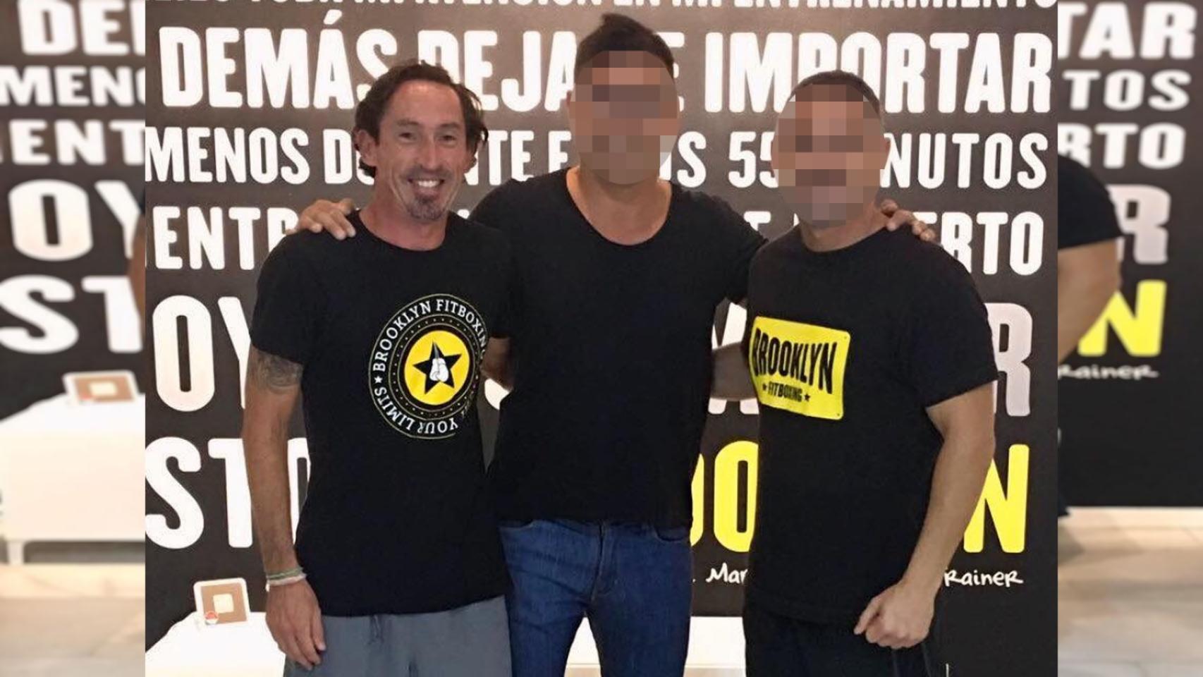 J. G., propietario del gimnasio Brooklyn en Marbella (izquierda).