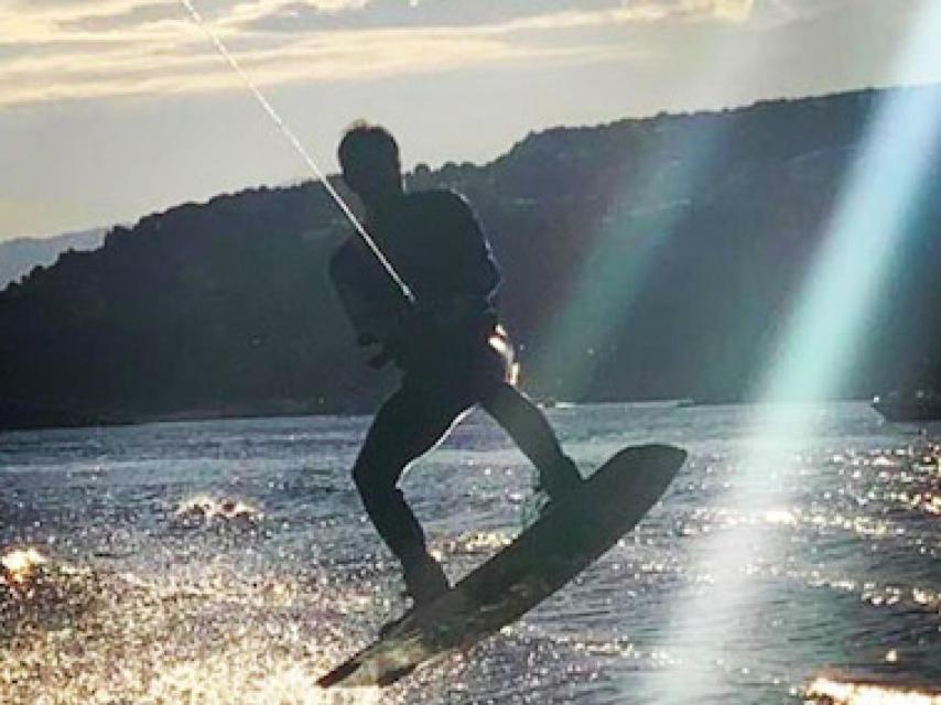 Pablo Motos haciendo wakeboard