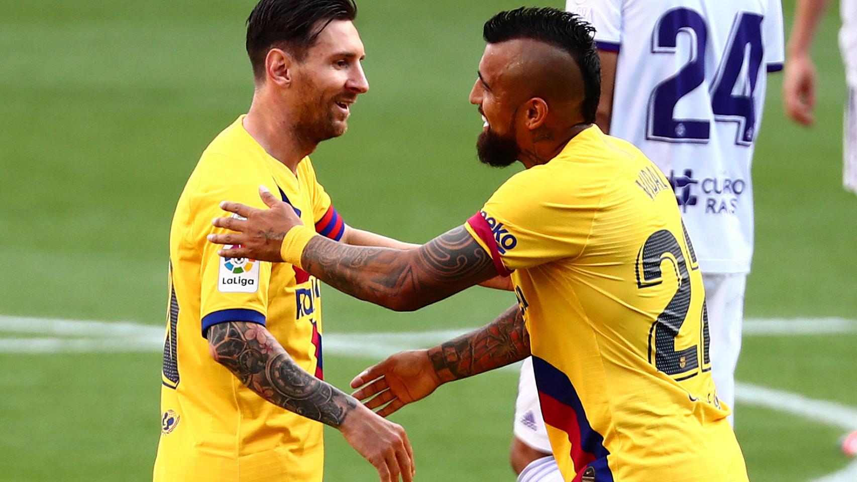 Arturo Vidal celebra con Messi su gol en el Valladolid - Barcelona de la jornada 36 de La Liga