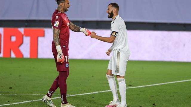 Roberto, portero del Alavés, junto a Benzema en el Madrid - Alavés