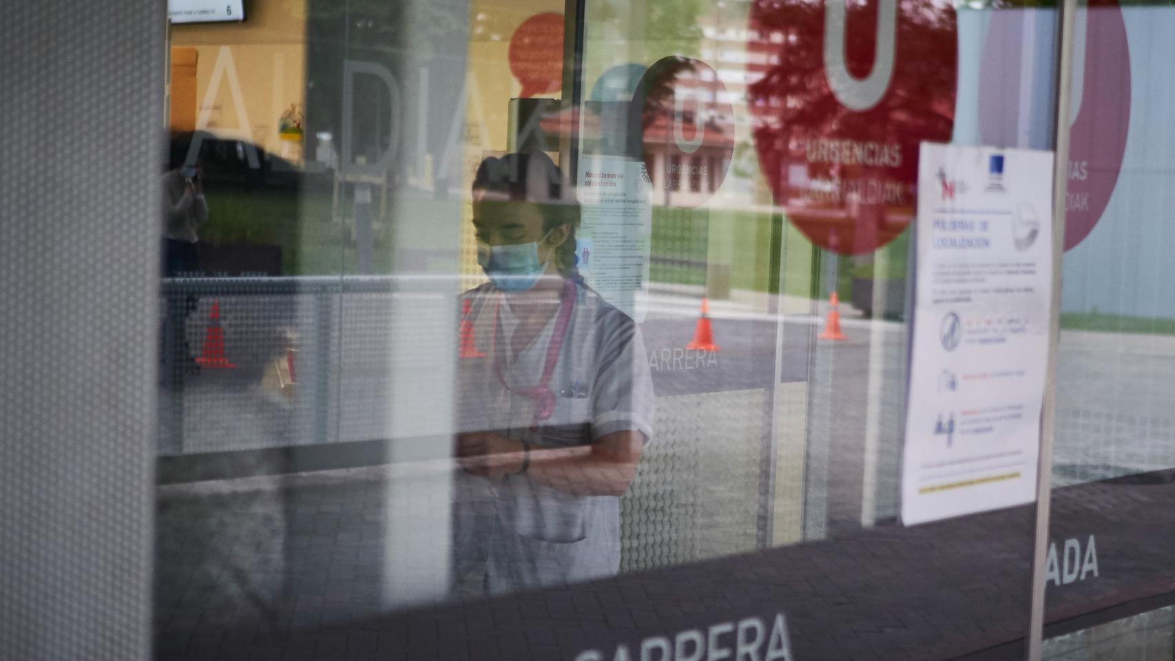 Una sanitaria protegida con una mascarilla trabaja en el Servicio de Urgencias del Complejo Hospitalario de Navarra.
