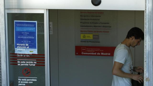 Un joven, en una oficina de empleo.