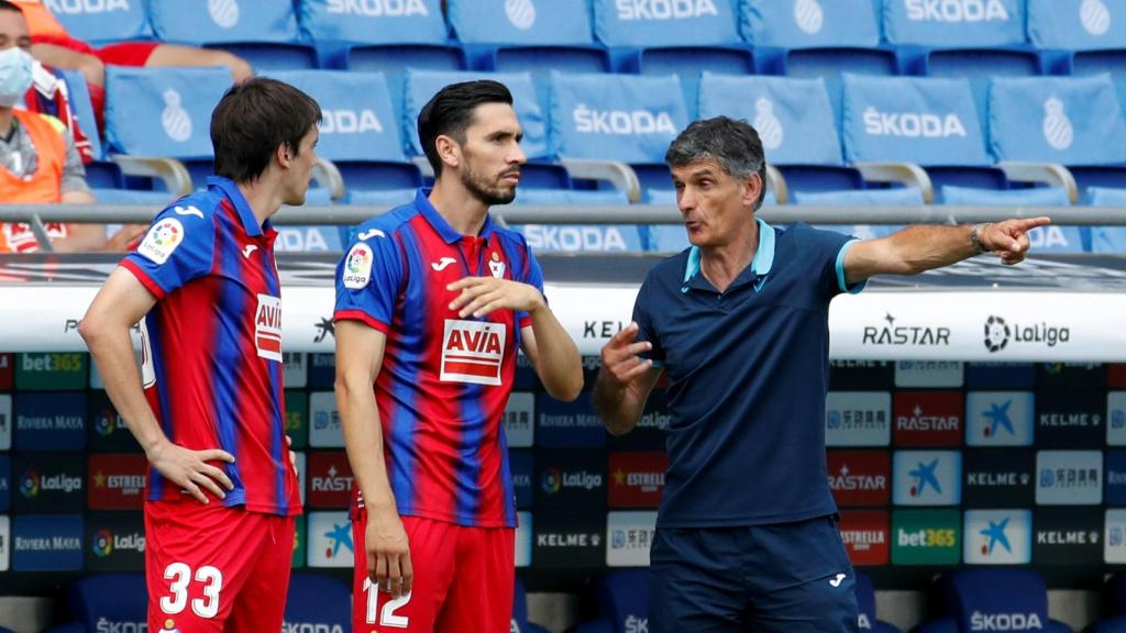 José Luis Mendilibar le da indicaciones a sus jugadores
