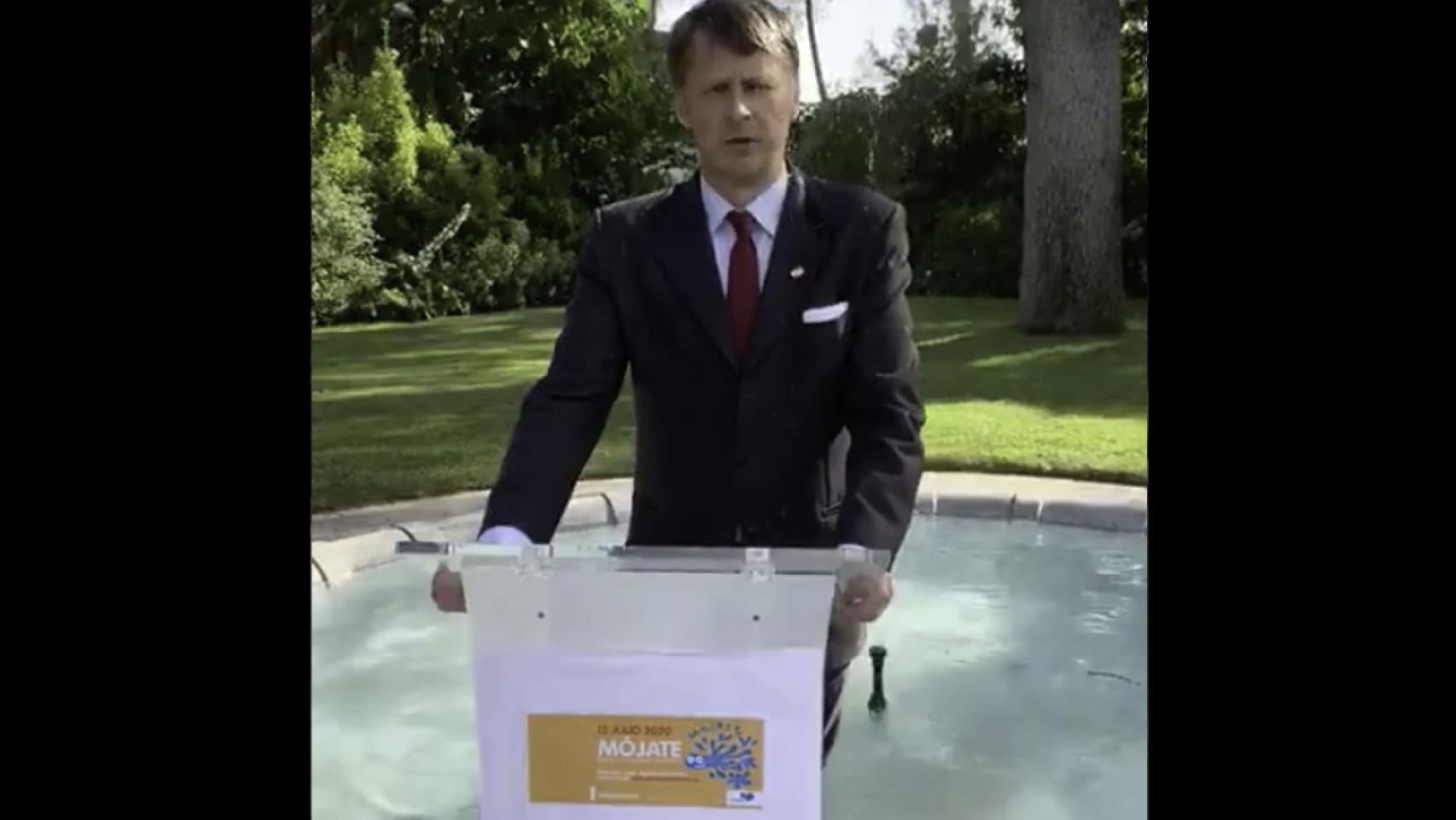 Hugh Elliot, en el vídeo solidario que ha grabado para luchar contra la esclerosis múltiple.