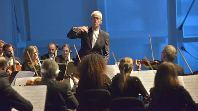 El director Paul Daniel dirigiendo a sus músicos.