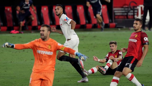 En-Nesyri celebra su gol durante el Sevilla - Mallorca
