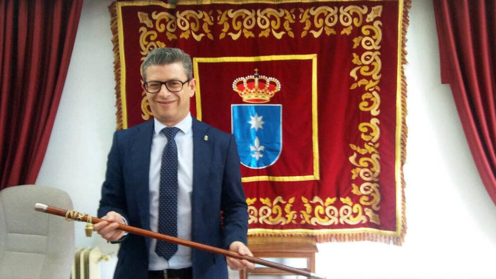 El socialista Pedro Tendero, en el momento de su investidura como regidor de Motilla del Palancar (Cuenca). Imagen de archivo