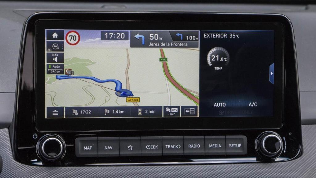 Pantalla en la consola central del Kona.