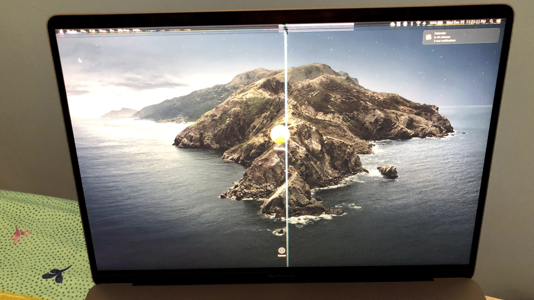 Si no seguimos los consejos de Apple, la pantalla de nuestro MacBook puede acabar así