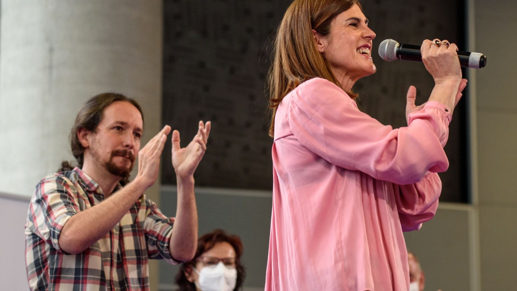 Pablo Iglesias en uno de los últimos mítines de campaña en el País Vasco con la candidata Miren Gorrotxategi.