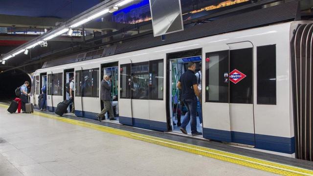 Un hombre trata de arrojar a las vías del Metro a un vigilante que le exigió usar mascarilla