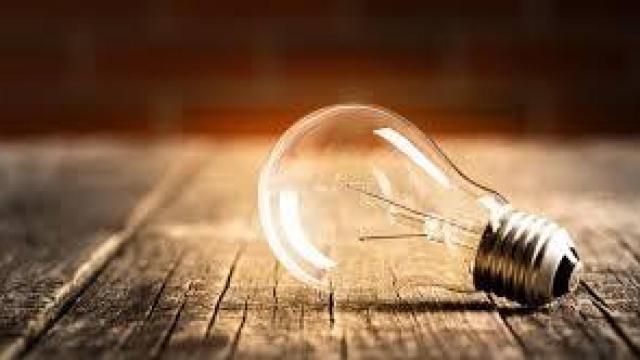 Holaluz, Cepsa y Feníe son las eléctricas más caras según el último estudio de Facua
