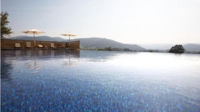 Vista de la piscina infinity de la casa rural Areal, en Viveiro (Lugo)