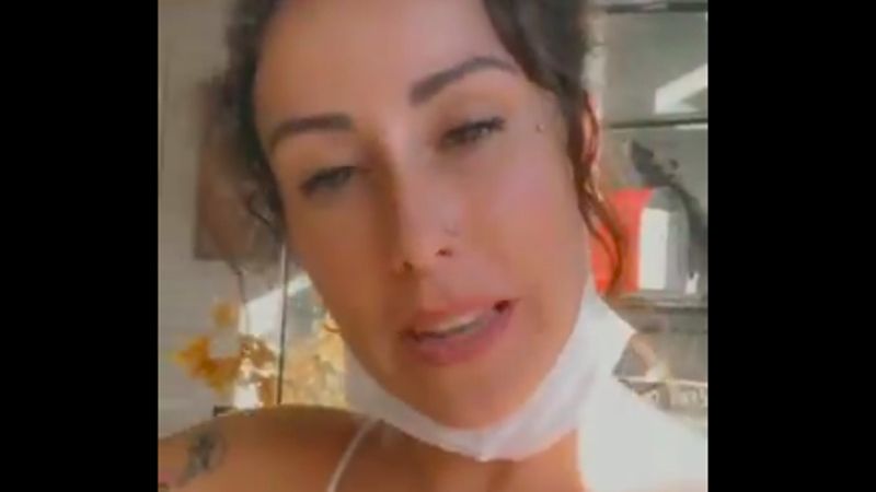 La tatuadora Andrea Morales durante su reflexión terraplanista.