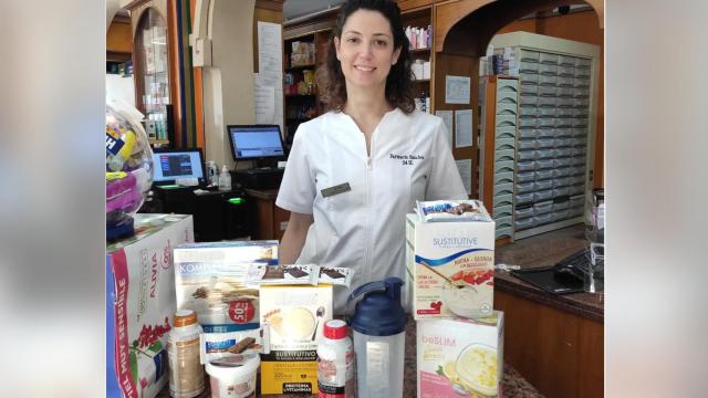 La investigadora Ana Zurita con una muestra de los productos analizados.