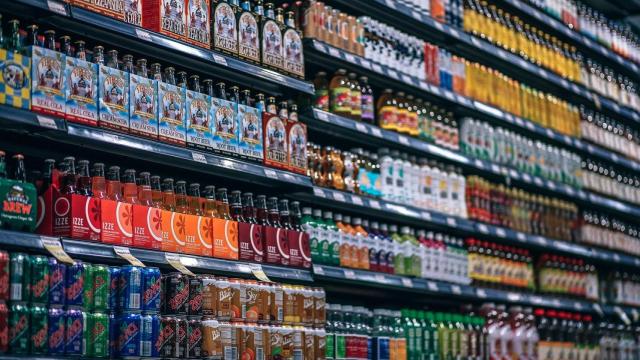 Una estantería de un supermercado repleta de productos.