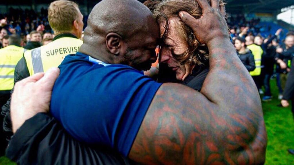 Adebayo Akinfenwa celebra el ascenso a la Championship