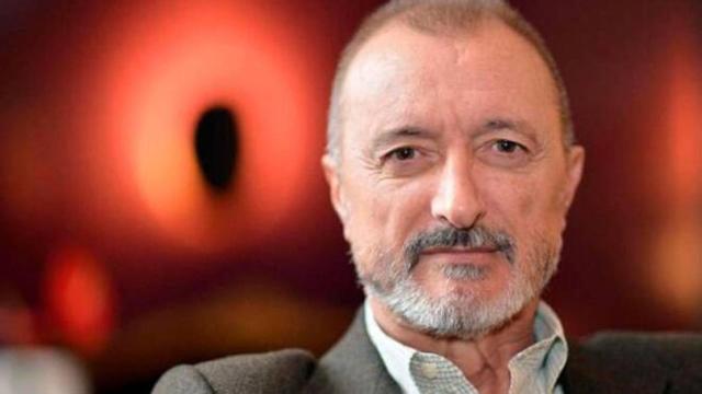 Pérez-Reverte arrasa en Twitter contradiciendo a la RAE sobre cómo escribir el adverbio 'solo'