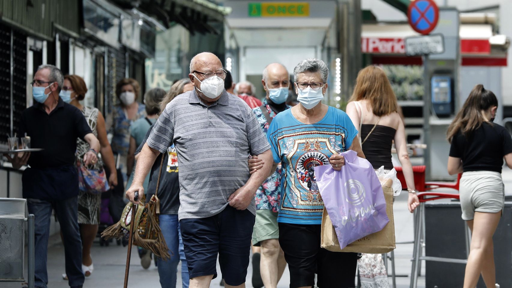 Varias personas en el mercado del barrio de Collblanc de Hospitalet (Barcelona).