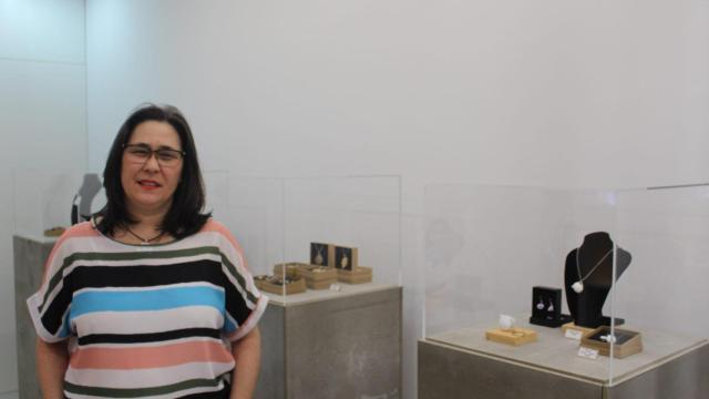 Yolanda Naya posa en el interior de la tienda ubicada en el centro de A Coruña