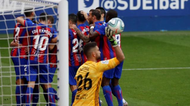 Los jugadores del Eibar celebran uno de los goles ante el Real Valladolid