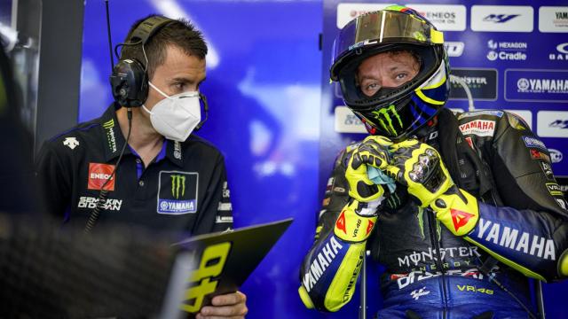Valentino Rossi, junto a su técnico David Muñoz, en el box de Yamaha en el circuito de Jerez.