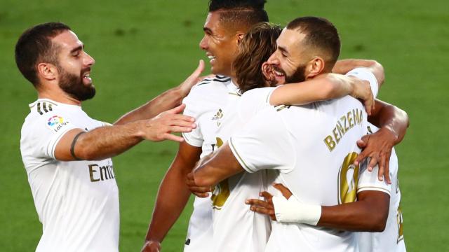 Los jugadores del Real Madrid felicitan a Benzema por su gol al Villarreal