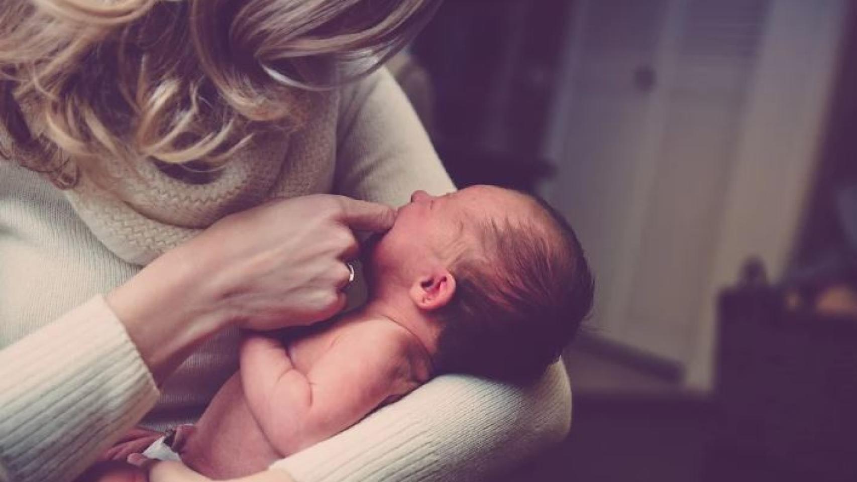 La maternidad ensancha la brecha salarial entre mujeres y hombres, según el BdE.