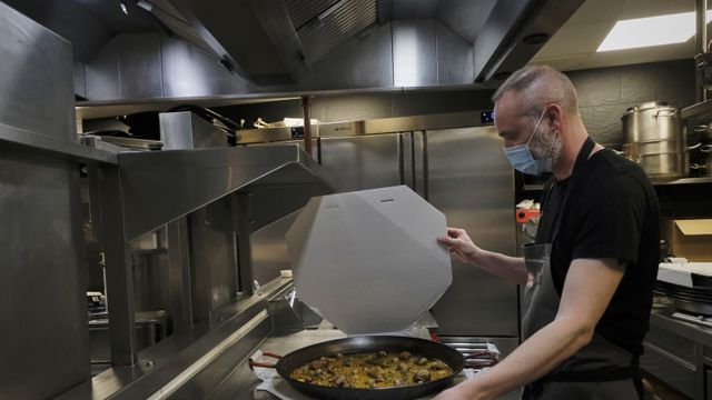 El chef Rodrigo de la Calle prepara una paella para repartir a domicilio.