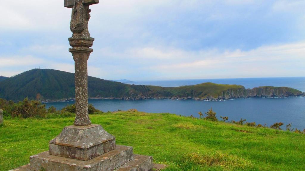 Cruceiro de piedra en San Antonio de Corveiro.