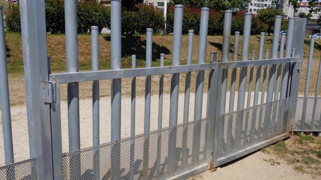 La puerta del área canina del parque de Eirís.