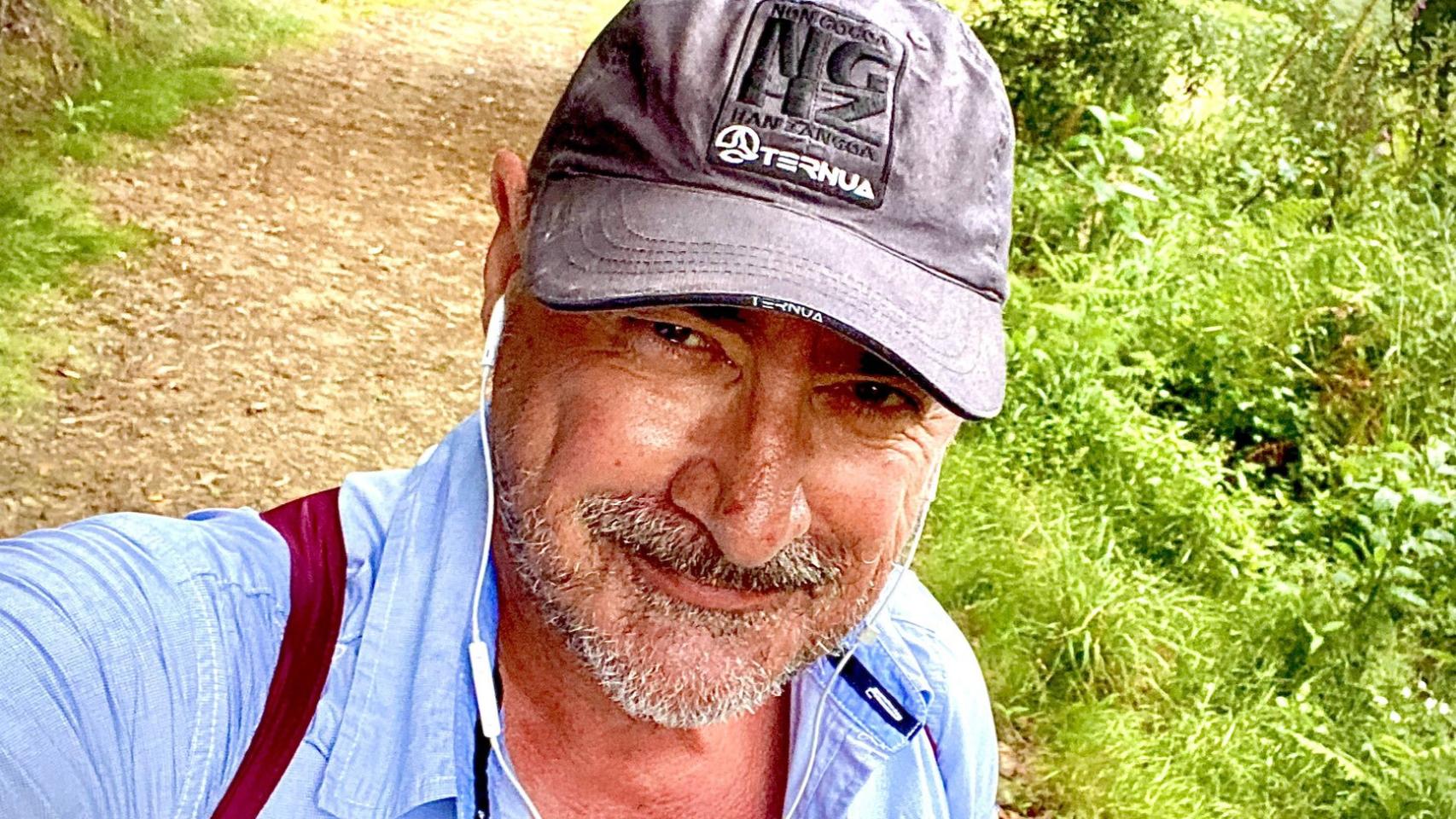 Carlos Herrera en el Camino de Santiago en una imagen de Twitter.