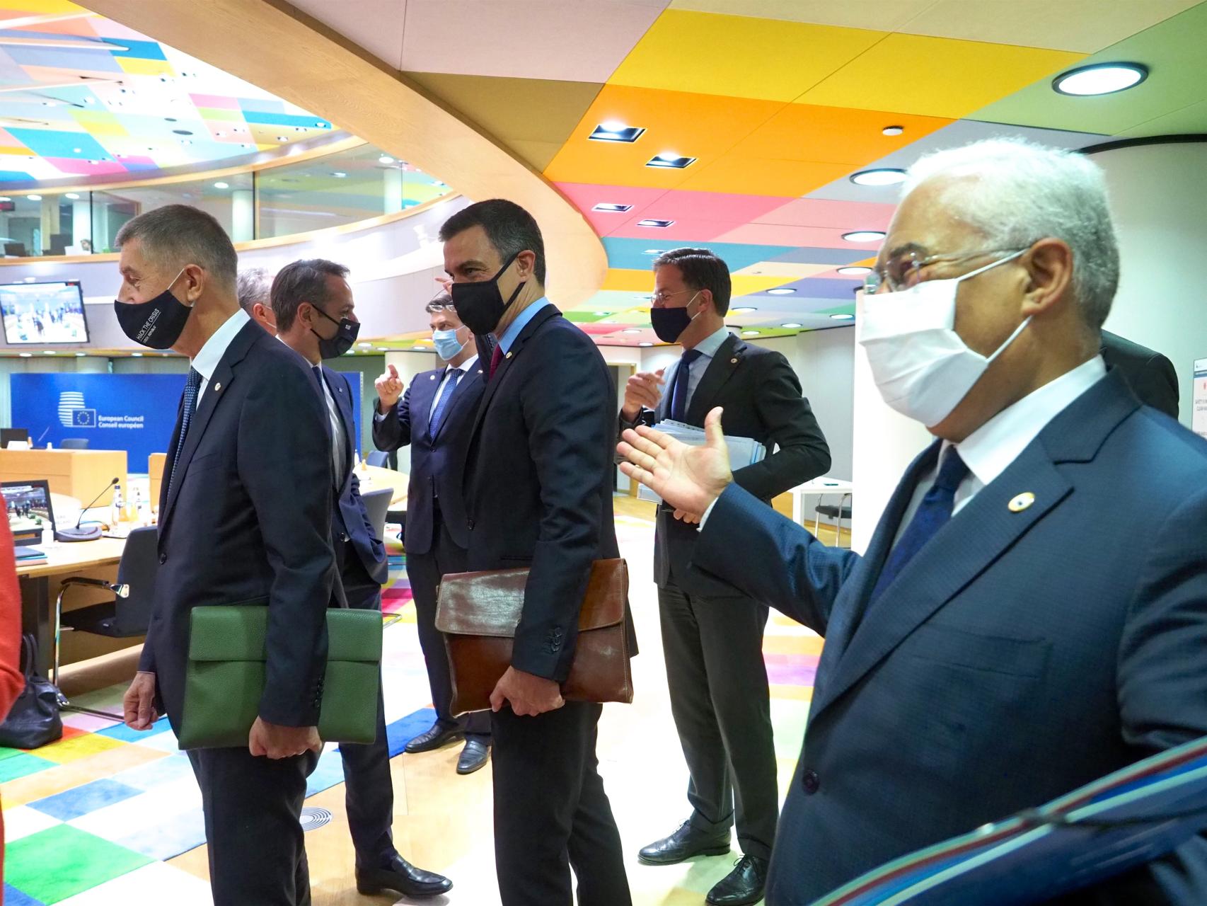 Pedro Sánchez, Mark Rutte y António Costa, durante la cumbre de este viernes