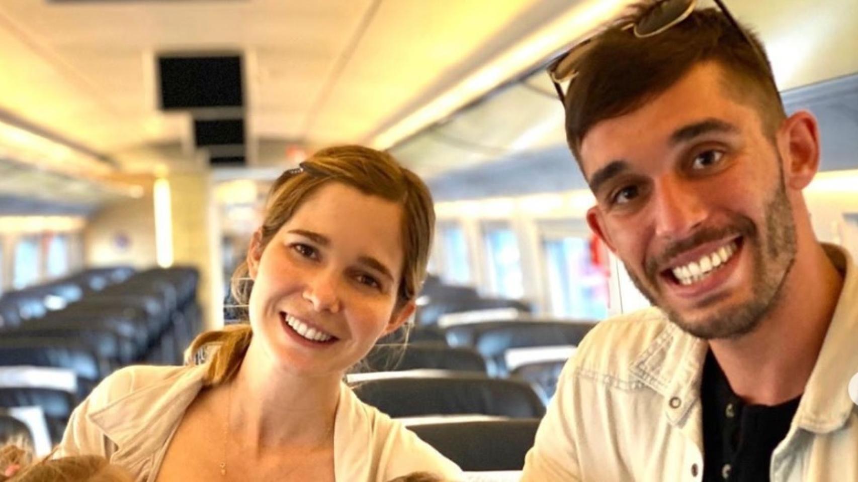 Natalia Sánchez y Víctor Elías durante un viaje en AVE.