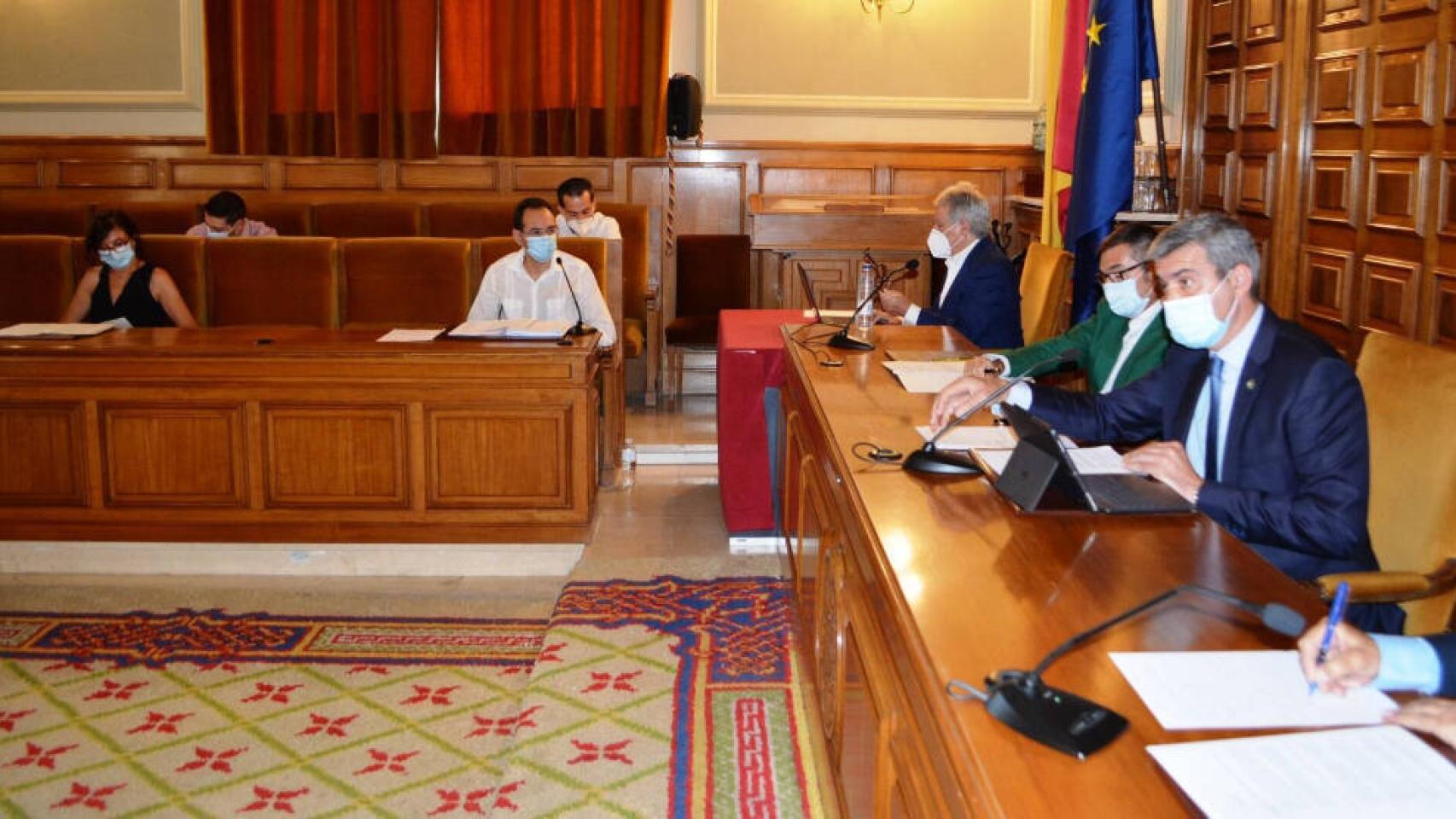 Pleno de la Diputación de Toledo celebrado este viernes bajo la Presidencia de Álvaro Gutiérrez (en primer plano con mascarilla). Foto: Diputación de Toledo