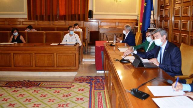 Pleno de la Diputación de Toledo celebrado este viernes bajo la Presidencia de Álvaro Gutiérrez (en primer plano con mascarilla). Foto: Diputación de Toledo