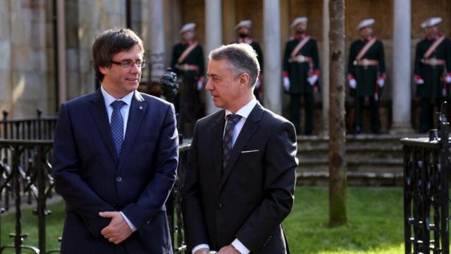 El lehendakari Íñigo Urkullu junto a Carles Puigdemont.