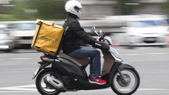 Un repartidor de Glovo en moto