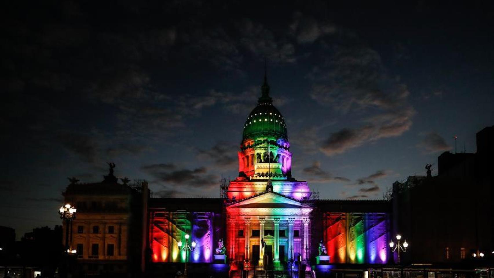El Congreso de la Nación Argentina iluminado por la celebración de los 10 años del primer matrimonio igualitario.
