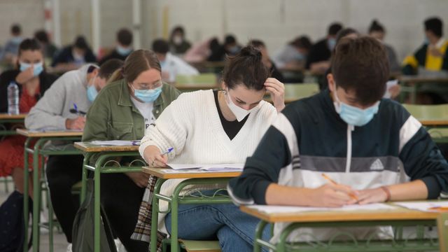 Alumnos realizan la prueba de selectividad.