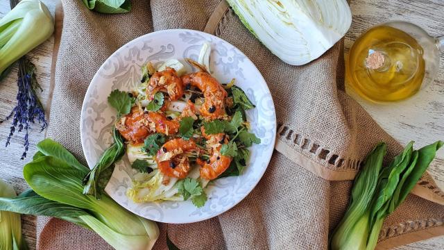 Salteado de langostinos y romesco con pak choi