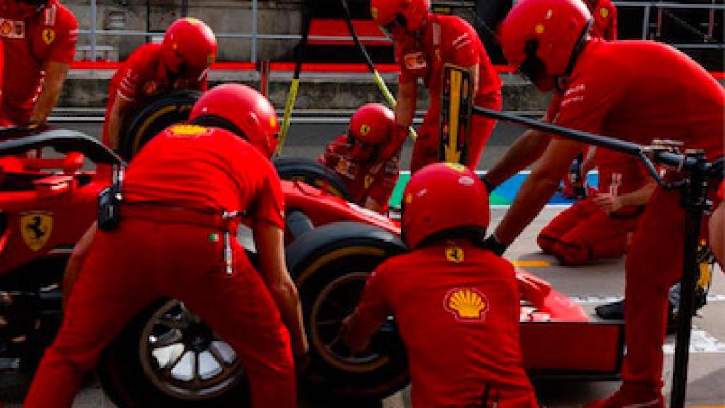 Ferrari haciendo un pit stop